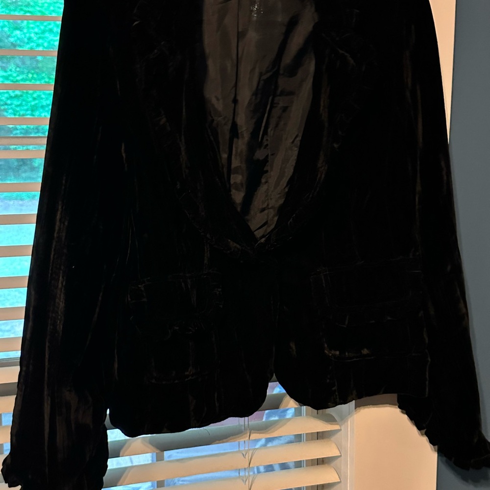 Luxurious Black Velvet Blazer with Classic Silhouette, size 22/24W